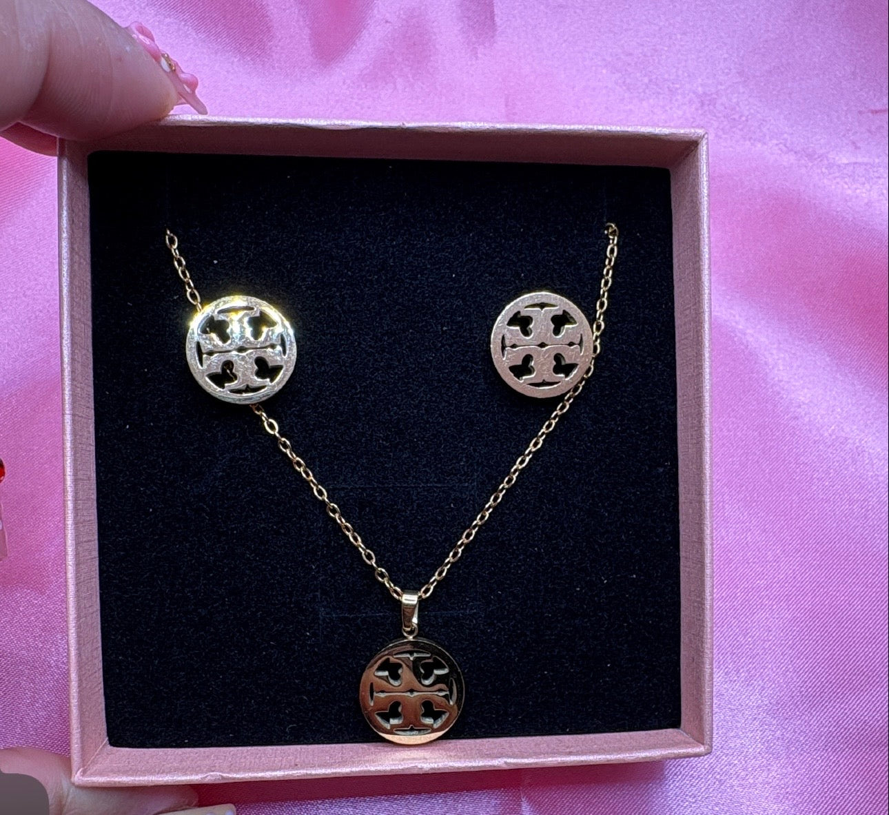 Luxury T Logo Necklace Set