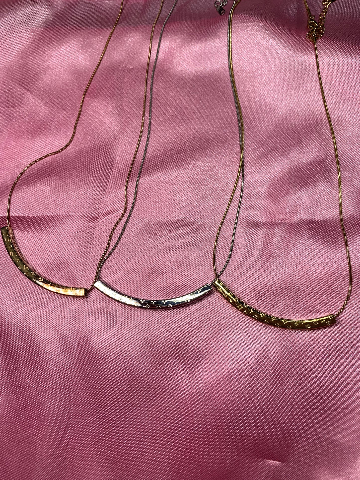 Dainty Lv necklace